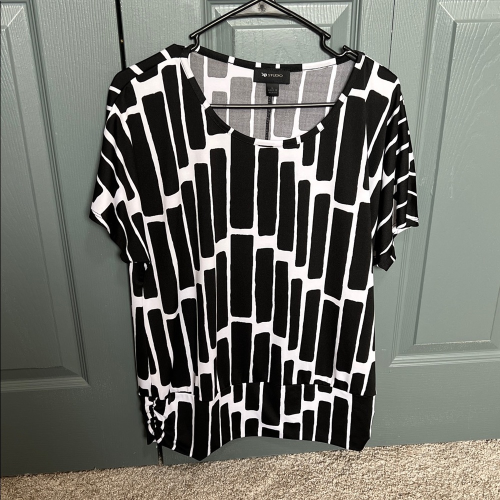AB Studio Large  Black and White Geometric Women's Top